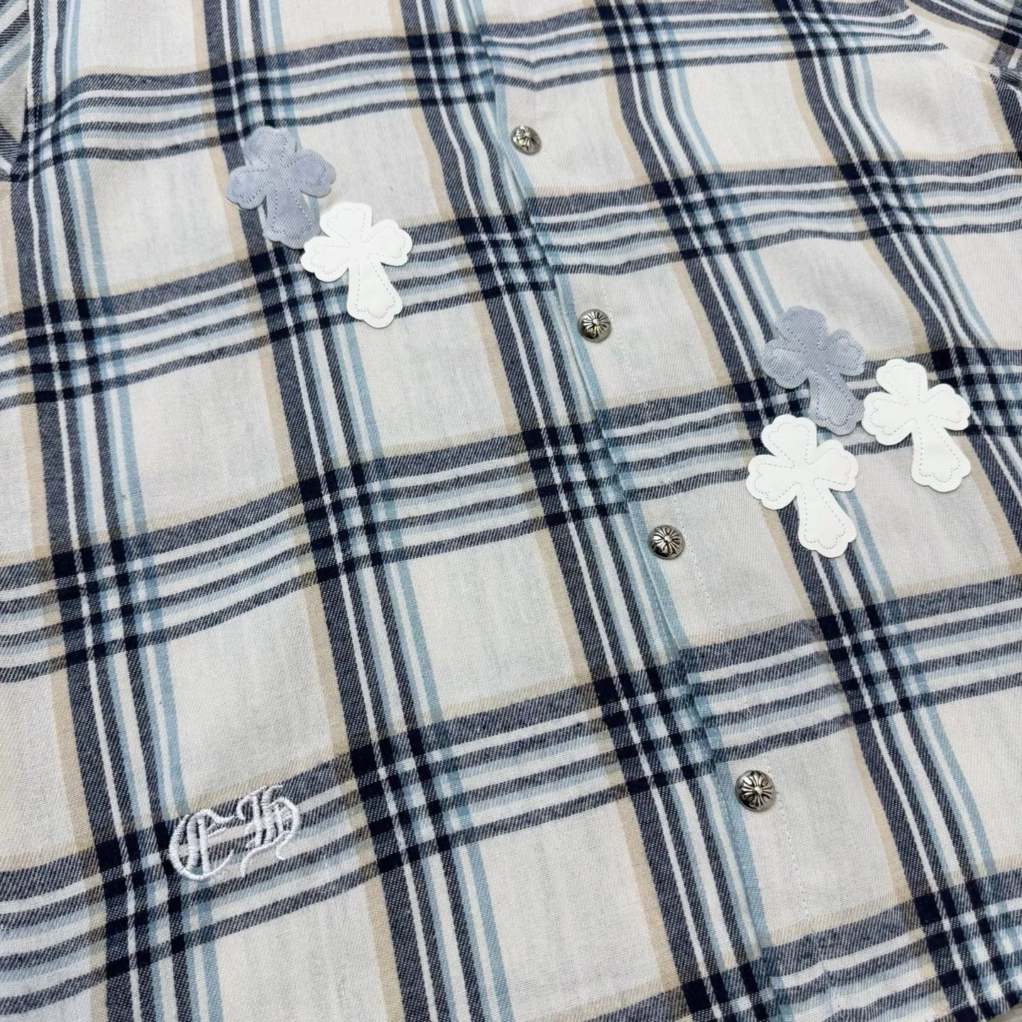 P190 ChromeHearts Miami limited-edition plaid shirt with embroidered leather label. Same style as ChromeHearts counters. Made of 300g pure cotton fabric. Very textured on the handle. Three-dimensional and atmospheric. Versatile and easy to wear in autumn. Simple and elegant. Adopts os version. The upper body effect is great. Suitable for all body types. Soft and comfortable. CH letter cross embroidery on the front ➕ horseshoe embroidered leather label on the back ➕ cross button custom hardware. Small mark on the hem. Resistant to machine washing. Does not fade or deform. Complete accessories, original mold opening, perfect restoration of zp 2:1, same style for men and women, versatile and easy to choose, size s m l xl color picture color